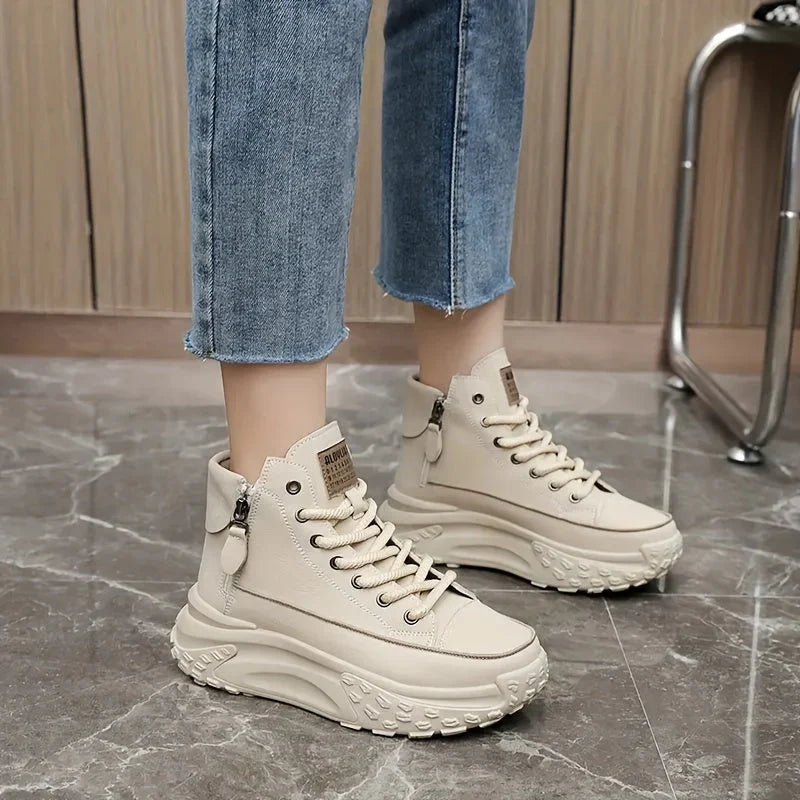 hoge-platform-sneakers-beige-op-model-mexie-mode.webp