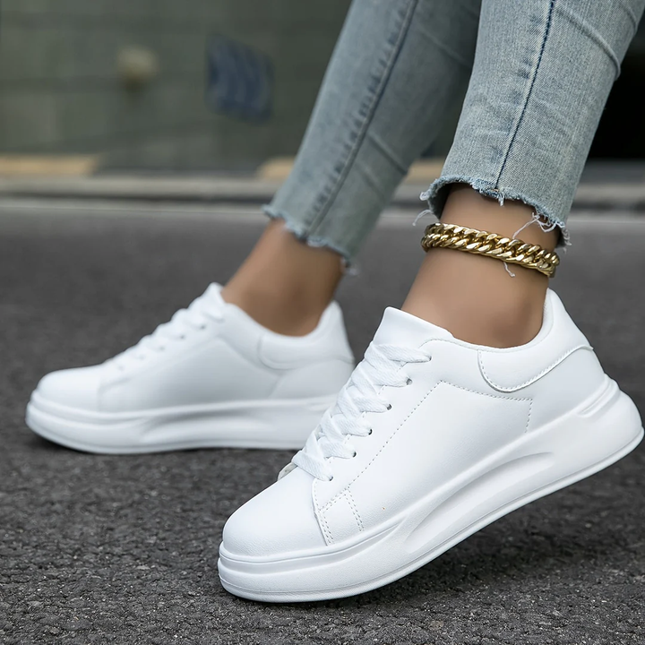 Magnolia | Damessneakers met vetersluiting en verhoogde zool