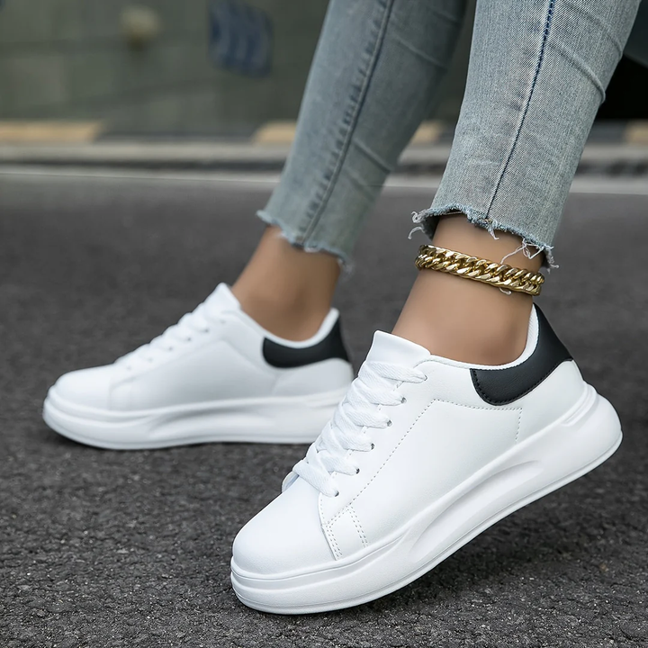 Magnolia | Damessneakers met vetersluiting en verhoogde zool