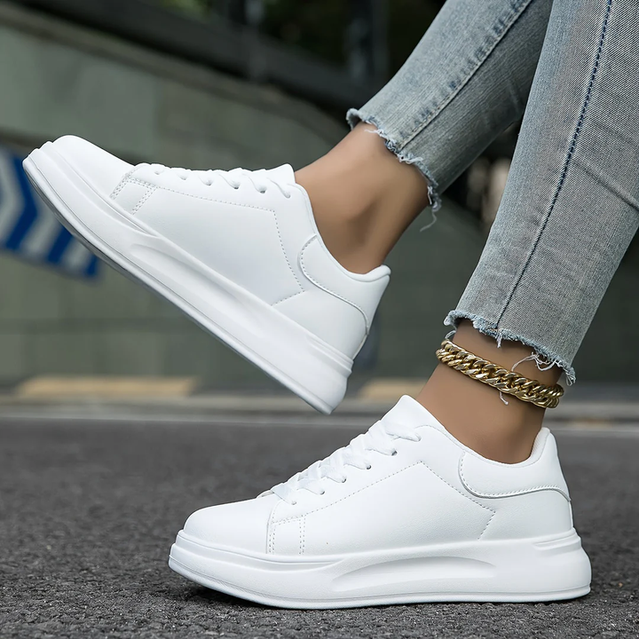 Magnolia | Damessneakers met vetersluiting en verhoogde zool