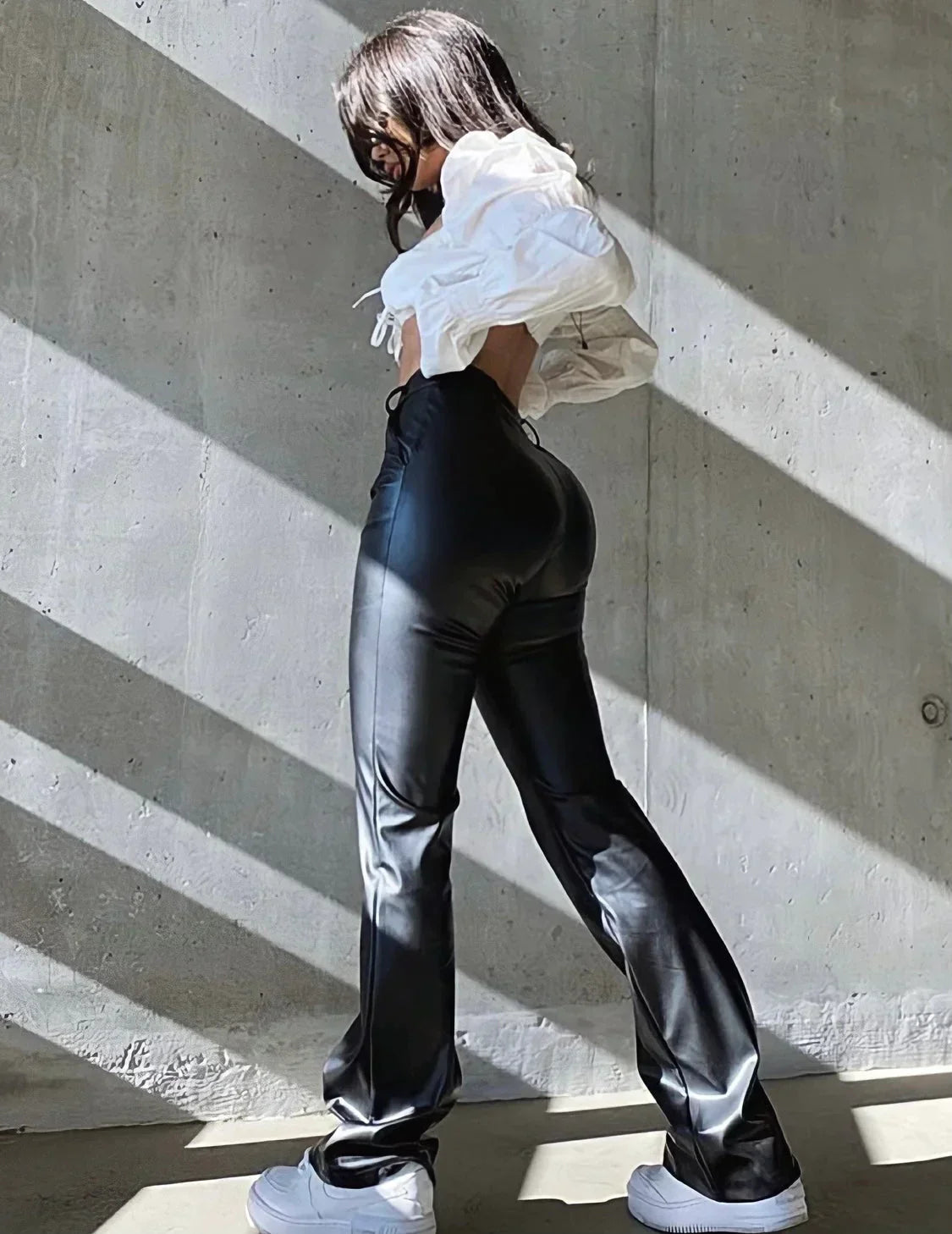 Amalea | Vegan Leren Broek met Hoge Taille en Licht Uitlopende Pijpen